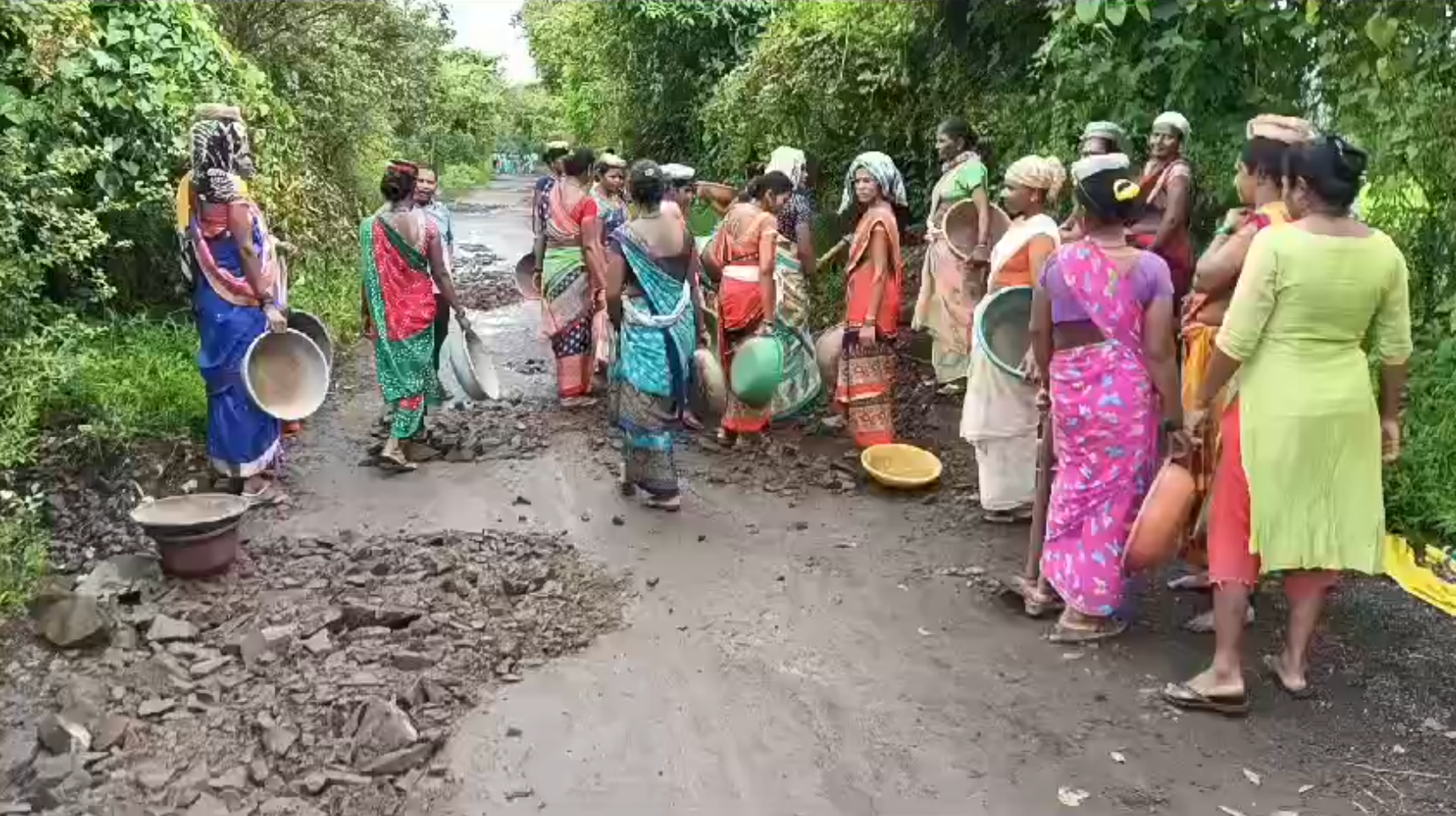 महिला बुजवताहेत खड्डे सरकारचे मात्र दुर्लक्षच  