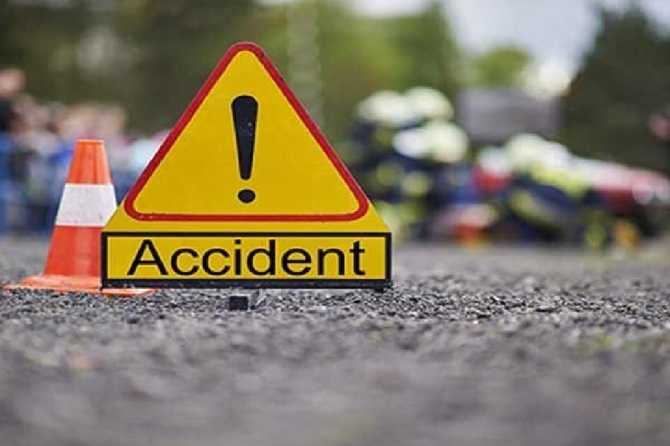 Nashik-Gujarat Highway Accident : नाशिक-गुजरात महामार्गावर भाविकांनी भरलेल्या बसला भीषण अपघात! 7 जणांचा मृत्यू