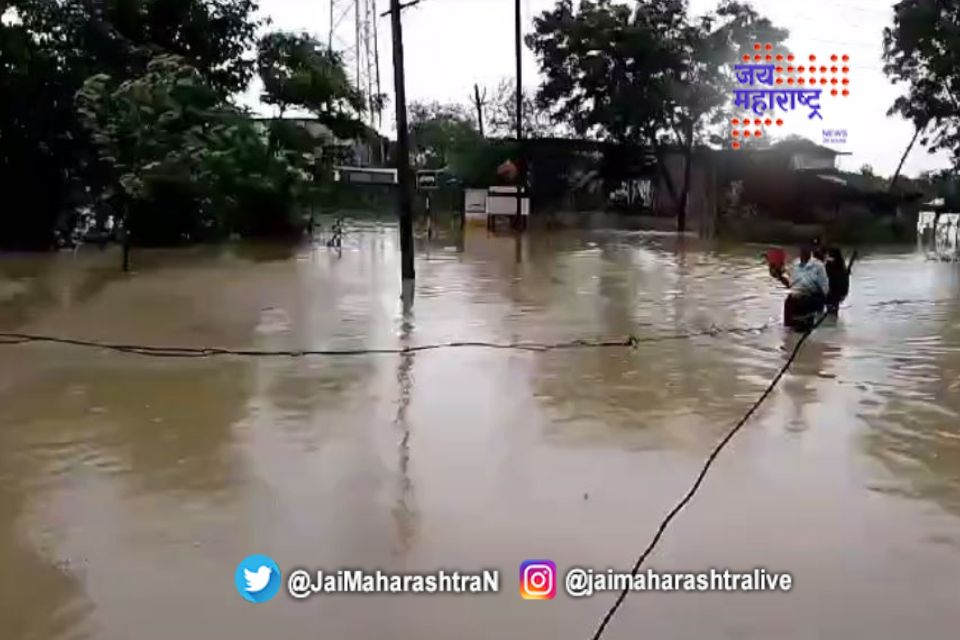 ओपारा गावात पुराचा वेढा घरांमध्ये शिरले पाणी 