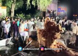 अकोल्यात झाड कोसळून सात जणांचा मृत्यू