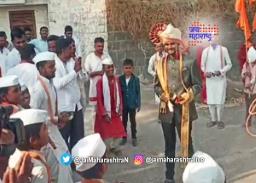 टाळ-मृदंगाच्या गजरात बांधली लग्नगाठ
