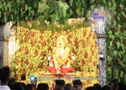 ‘दगडूशेठ’ मंदिरात २ हजार किलो द्राक्षांची आरास