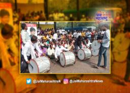 धुळ्यात ढोल वाजवून एसटी कर्मचाऱ्यांचे आंदोलन