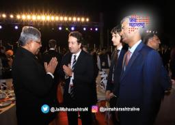 परदेशी पाहुण्यांनी धरला ढोल-लेझीमवर ठेका