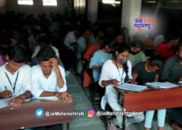 परिक्षेदरम्यान एकाच बाकावर तीन विद्यार्थी