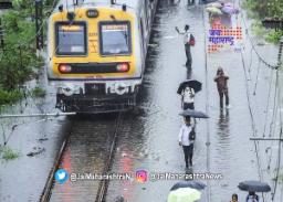 मुंबईतील पावसाचा लोकल वाहतुकीला फटका