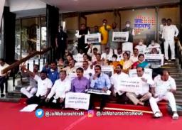 विधानभवनाच्या पायऱ्यांवर सलग तिसऱ्या दिवशी विरोधकांचे आंदोलन