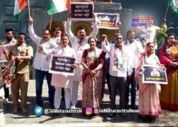 शिवपुतळ्याच्या चौथऱ्यावर काँग्रेसचे चप्पल घालून आंदोलन