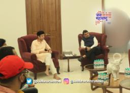 स्पर्धापरीक्षा देणाऱ्या विद्यार्थ्यांनी देवेंद्र फडणवीस यांची घेतली भेट