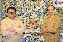 Uddhav Thackeray Arrive at Raj Thackeray’s Residence: उद्धव ठाकरे यांनी सहकुटुंब घेतलं राज ठाकरेंच्या घरच्या बाप्पाचे दर्शन, पहा व्हिडिओ