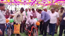 येवल्यात दिव्यांग बांधवांकरिता मोटार चलित ट्रायसायकलचे वाटप