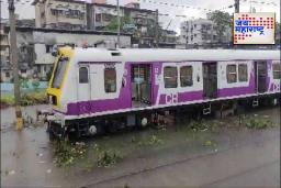 Mumbai Local Train : मुंबई लोकल ट्रेनचे स्वयंचलित दरवाजे केवळ स्थानकांमध्ये उघडतील; प्रवाशांची सुरक्षा वाढणार