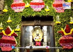 विठ्ठल मंदिरात आकर्षक फुलांची सजावट