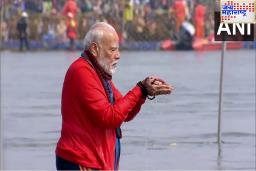 MahaKumbh Mela 2025 :  हातात रुद्राक्षांची माळ घेऊन प्रार्थना; पवित्र त्रिवेणी संगमात पंतप्रधान मोदींनी केले स्नान