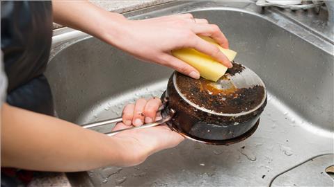 Cleaning Tips : ‘हे’ उपाय केल्याने जुनी भांडी नव्याने चमकतील; जाणून घ्या