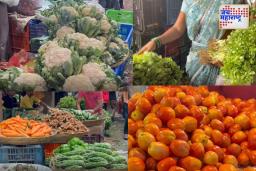 मुसळधार पावसाचा परिणाम; कांदा, टोमॅटो, कोथिंबीर आणि पालकचे दर गगनाला भिडले