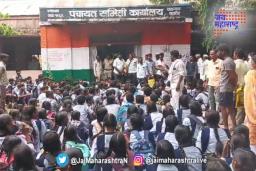 ‘शिक्षक मिळाल्याशिवाय जाणार नाही’ 