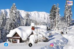 काश्मीरात बर्फवृष्टीनंतर गुलाबी थंडीला सुरूवात