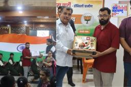 चहावाल्याची अनोखी देशभक्ती, ‘वीरबंधनम’च्या माध्यमातून 35 हजार राख्या आणि भव्य तिरंगा लष्कराला सोपवणार