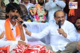 Radhakrishna Vikhe Patil Meet Manoj Jarange : आरक्षणाचा तिढा सुटणार?; विखे पाटलांनी घेतली मनोज जरांगेची भेट, दोघांमध्ये सव्वातास बंद दाराआड चर्चा