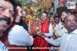 शपथविधीपूर्वी फडणवीसांनी कोणत्या मंदिरात जाऊन दर्शन घेतलं ?