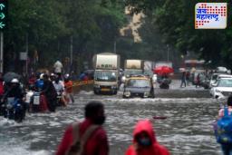 Mumbai Rain Update: मुंबईत पावसाचा हाहाकार; कोणते रस्ते बंद, कोणते सुरू आणि लोकल सेवेच वेळापत्रक जाणून घ्या