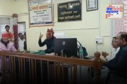 Nanded Umri Tehsildar Suspended: तहसीलदाराला खुर्चीवर बसून गाणंं पडलं महागात; नेमकं घडलं काय?