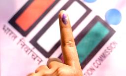दिल्लीकर कोणाच्या पाठिशी ?