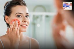 Skin Care: एक टोमॅटो चेहऱ्यावरची लाली वाढवेल; अंघोळीआधी चेहऱ्याला ‘या’ पद्धतीने लावा