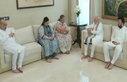 पंतप्रधान नरेंद्र मोदींनी घेतली जेटलींच्या कुटुंबियांची निवास्थानी भेट