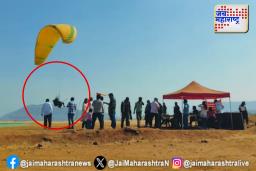 वाहतूक कोंडीला चकवा देत विद्यार्थ्याने पॅराग्लायडिंगने गाठले परीक्षा केंद्र!