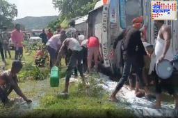 Sonbhadra Diesel Tanker Video : डिझेल टँकर उलटला; मदत करायचं सोडून लोक बादल्या आणि मग घेऊन धावले..!