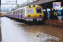 Mumbai Heavy Rain : मुंबईत मुसळधार पाऊस, लोकल ट्रेनचं वेळापत्रक कोलमडलं