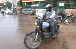 वडोदरामध्ये मोटार सायकल चालकाचे ‘असे’ आगळे-वेगळे हेल्मेट