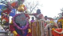 राष्ट्रपतींचा शनिदेवाला तैलाभिषेक