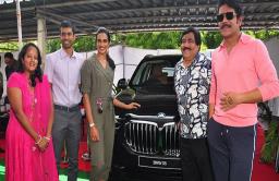 अभिनेता नागार्जुनकडून पी व्ही सिंधूला BMW X5 भेट!