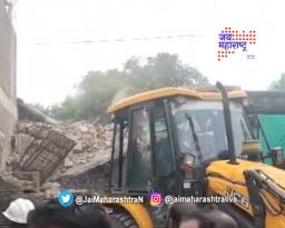 जळगावमध्ये इमारत कोसळली