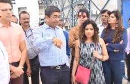 RJ मलिष्काचं पुन्हा एकदा खड्ड्यांवर गाणं ‘चांद जमीं पर…’