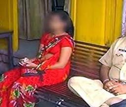 लाच म्हणून पोलिसांनी केली शरीरसुखासाठी 3 तरुणींची मागणी!
