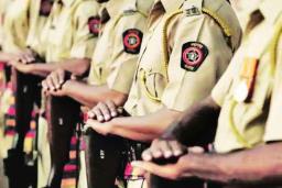 पोलिसांसाठी सॅनिटायजेशन मोबाईल व्हॅन