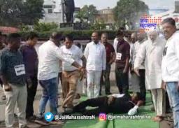 मालेगावकरांचे महापालिका विरोधात लोटांगण आंदोलन