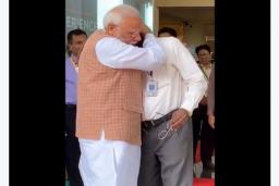ISRO चे प्रमुख के. सिवन यांच्या भावना अनावर, पंतप्रधानांनी ‘असं’ केलं सांत्वन!
