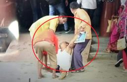 धक्कादायक ! स्ट्रेचर अभावी रुग्णाची फरफट