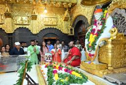 शिल्पा शेट्टी साईबाबांच्या चरणी