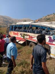 कात्रज घाटात पन्नास फूट खोल दरीत कोसळली शिवशाही बस