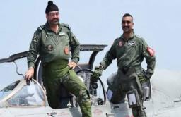 हिंदुस्थानचे हवाई दल प्रमुख बीएस धनोआ आणि विंग कमांडर अभिनंदन वर्थमान यांची मिग 21 मधून भरारी