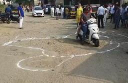 अंबरनाथमध्ये खड्ड्यांभोवती काढल्या रांगोळ्या