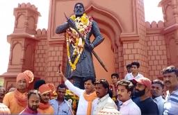 आमदार रवी राणांच्या हस्ते  शिवाजी महाराजांच्या पुतळ्याचे लोकार्पण