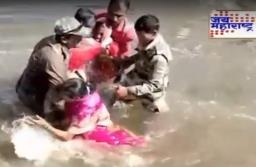 कोल्हापुरात महिलांचं आंदोलन चिघळलं, जलसमाधीचा प्रयत्न