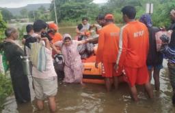 पूरग्रस्तांचे बचावकार्य सुरूच; सांगलीकरांचा एनडीआरएफच्या पथकाला सलाम!